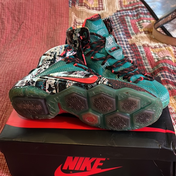 2014
LeBron 12 Xmas 'Akron Birch' - Picture 2 of 3